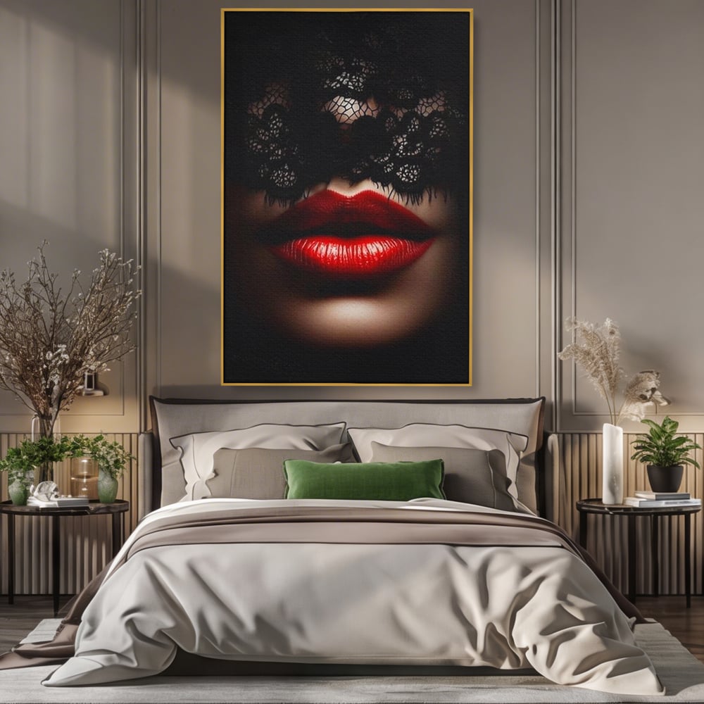 Tablou canvas cu tablou canvas cu buze rosii si dantela, in rama de aluminiu auriu, pe perete intr-un dormitor